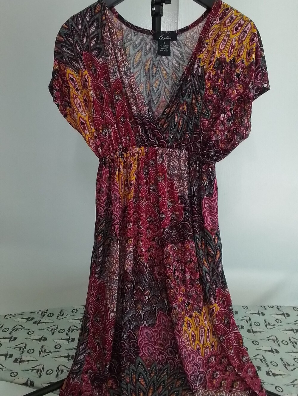 5th & Love Black and Pink Paisley V-Neck Top